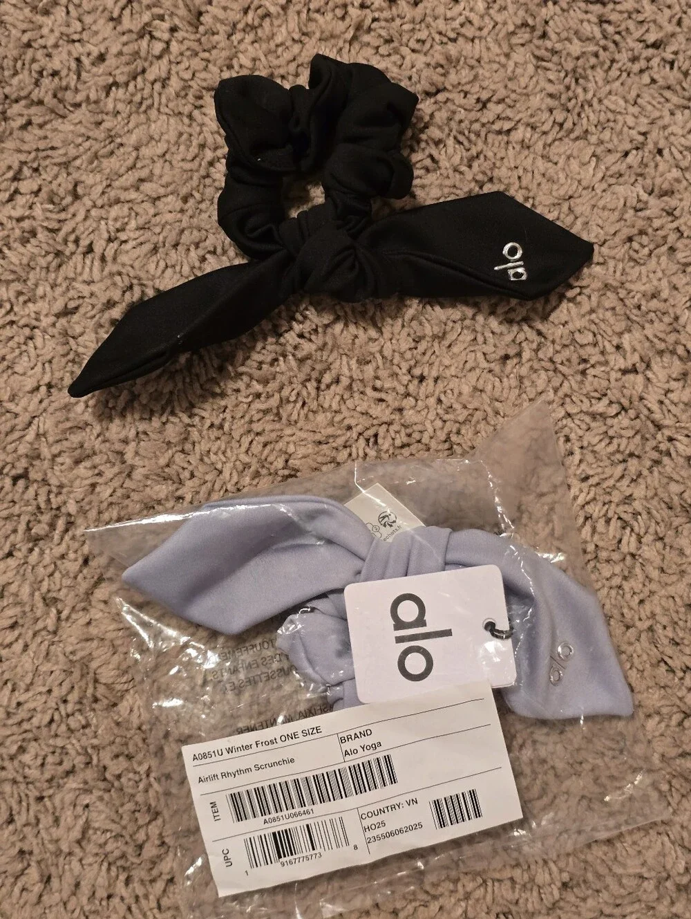 Alo Yoga Airlift Rhythm Scrunchie Bundle Black and Winter Frost Blue